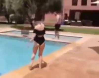 Essaye de ne pas bander sur Deujna