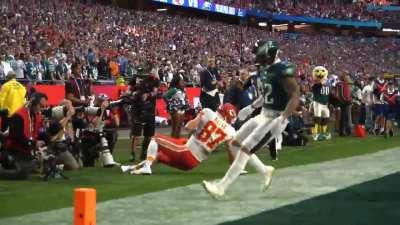 [Highlight] Travis Kelce scores the Chiefs’ first touchdown of the Super Bowl right in front of our camera 📸