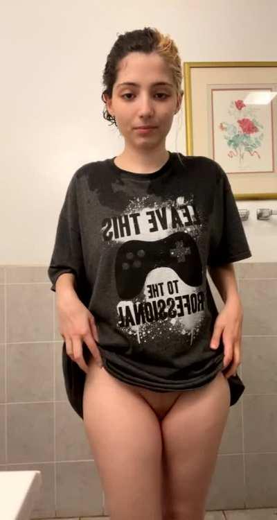 Do you like gamer girls….? 😈