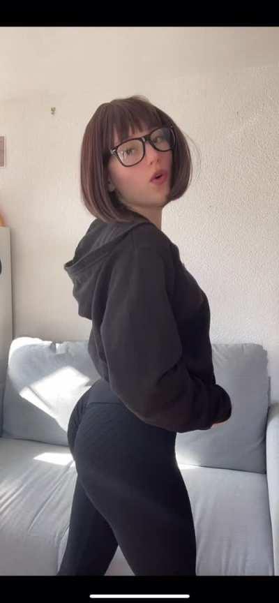 if this gets at least 10 likes I'll show you my naked ass