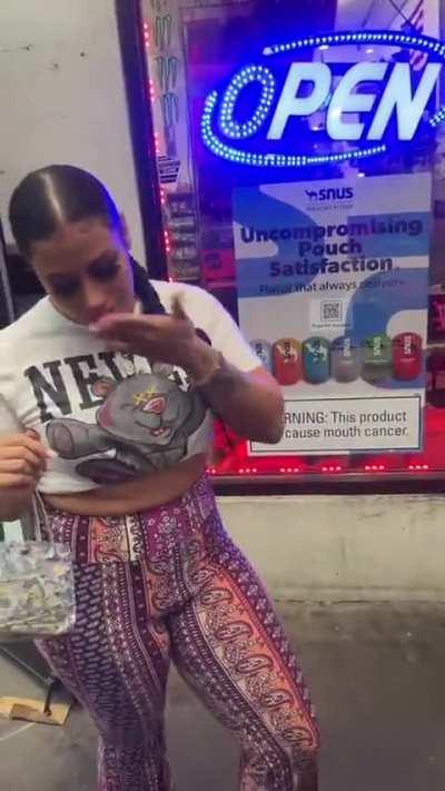 The pants isn't too Big for her 🍑