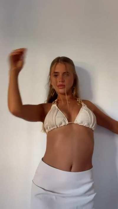 I love guys who eat cute beauties