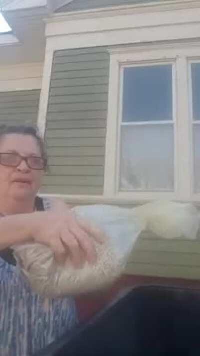 Women dumps man's ashes into a garbage can (431 Views)