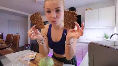 Julia pusht ihre Oberweite mit billigem Stoff und isst ekeliges Hasenfutter… Quelle: „QUARANTEEENE_ DAY 1 (we schaff this)“