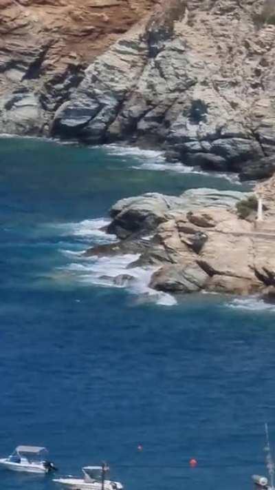 Zooming on the Crete