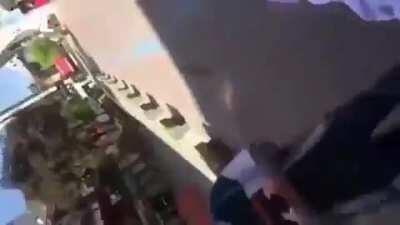 Polis önce telefonu yere atıyor, eziyor ancak videoyu silemiyorlar. Yorum sizin.