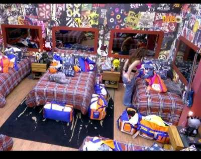 Naiara Azevedo trocando de roupa