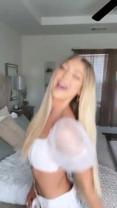 the gap in those pants😩