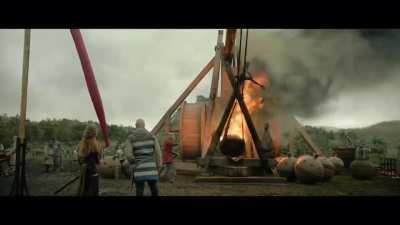 The seige weapon in Outlaw King is a retelling of the real-life siege weapon Warwolf the largest trebuchet ever built. It took 3 months to build and hurls rocks 300 Ib. The Scottish tried surrendering when they saw it being built but King Edward (England)