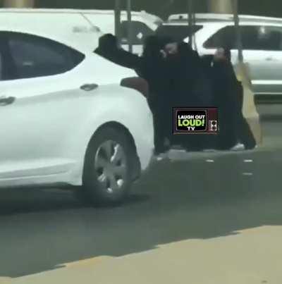 Arab women brawl in street?
