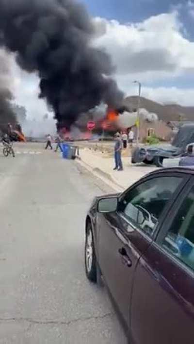 Video shows scene moments after plane crashed in Santee, Carifornia neighborhood (10/11/2021)