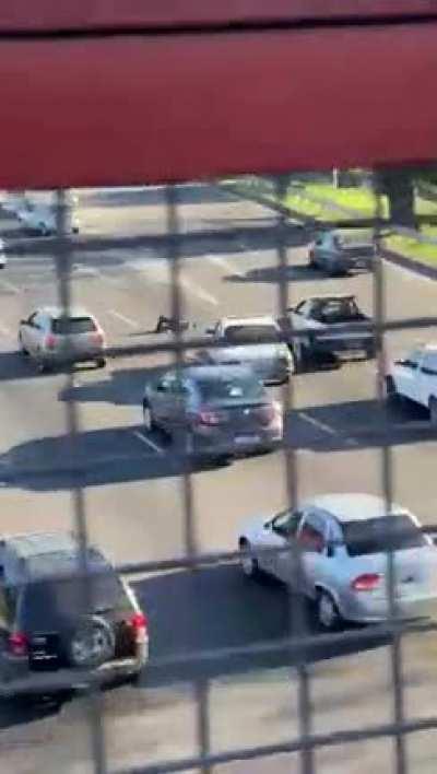 Te ayudo a cruzar? (Need help crossing the street?)