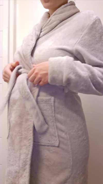 Good morning... pregnant body reveal