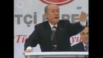 devlet bahçeli 40 yapar ama her sayı söylediğinde video hızlanıyor