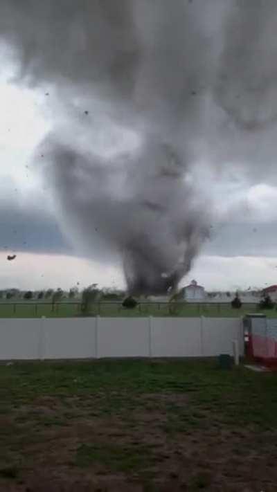 Man continues to film Andover Tornado right up untill it swallows his yard.