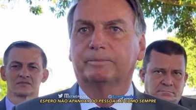 Jair Bolsonaro volta atrás e diz que vai vetar apenas parte do ''Fundão Eleitoral' . Presidente afirmou que vetará R$ 2 bilhões destinados as campanhas políticas, deixando R$ 4 bilhões no fundo. ''Vão ter que escolher entre Lula e Ciro'', disse sobre even