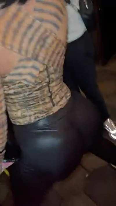 [New Woe] Twerking at the club