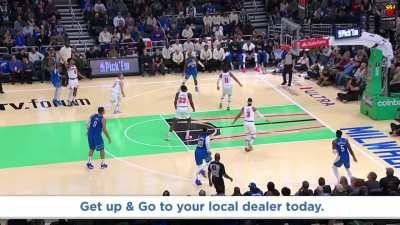 [Highlight] Damian Lillard gets a bit of room and drains the 30 footer!