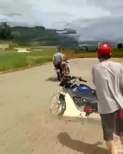 Tteuw e souzinha de moto