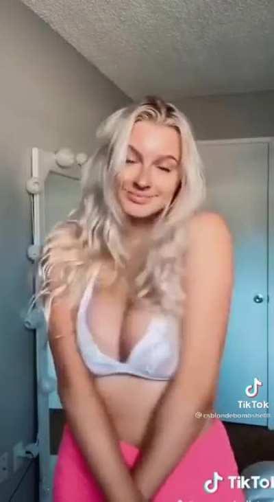 Cas Summers cute and bouncing @csblondebombshell