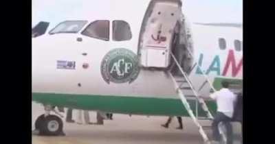 Só faltou a parte em que o Adão e a eva decidem ter um filho.