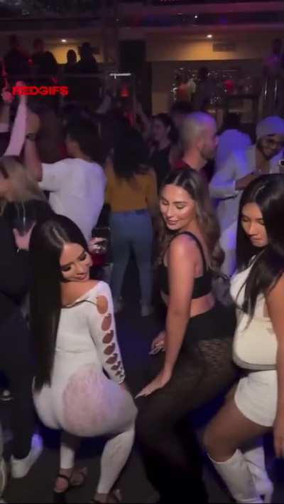 3 latinas in the club😍