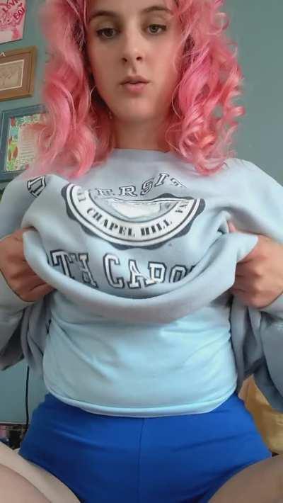 sweatshirt drops are a classic for a reason 💗