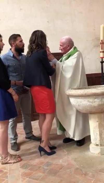 Решил успокоить младенца