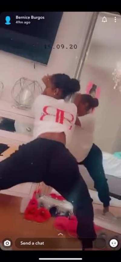 Throwing it🍑🍑😍