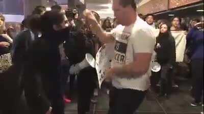 Hamburger yiyen afam cok hizli tuttu buda feministlerin onunde dans eden tassakli arkadasimiz