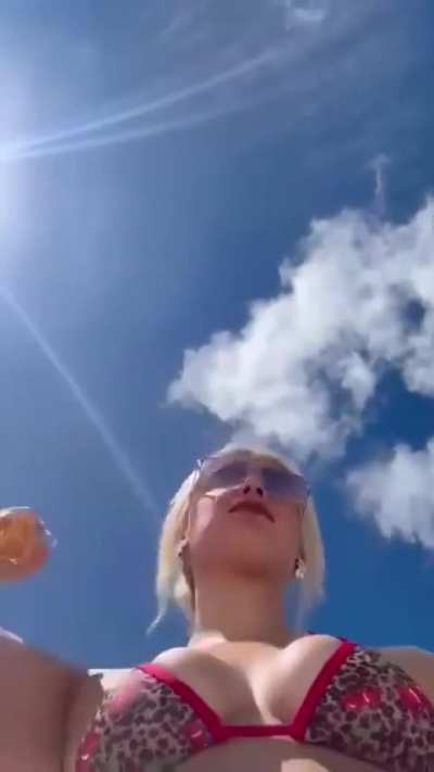 Her new perfume smells so good