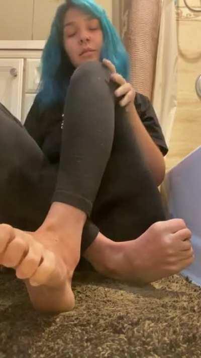 Who wants to see the rest of my size 13 feet? 👅😘