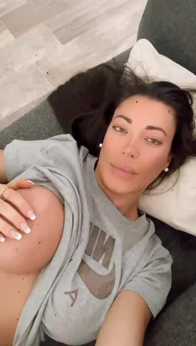 Super hot body builder and fitness model! Ill show you mine if you show me yours! 😘Cum join my OF!