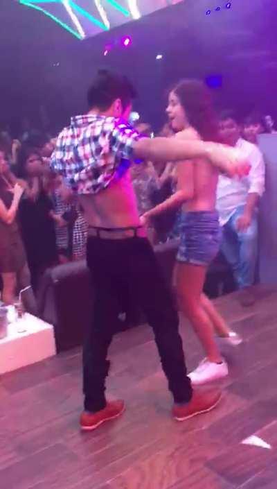 Most Trending 🔥 🔴LATEST RARELY FINDVIRAL VIDEO🔴 🥵CUTE FRESHER EXPELLED FROM UNIVERSITY AFTER FOUND GUILTY OF STR!PP!NG IN CLUB FOR SENIORS 🥵🔥 ⬇️ FULL Fucking VIDEO ⬇️