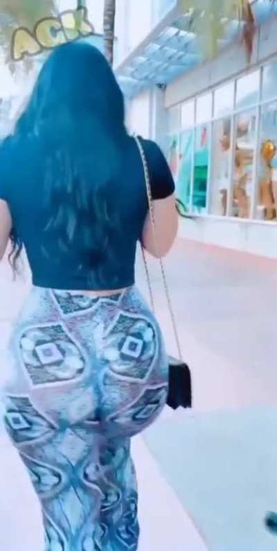 Sexi asf chick wants all the attn