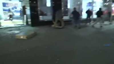 Police stop looters at NYC best buy