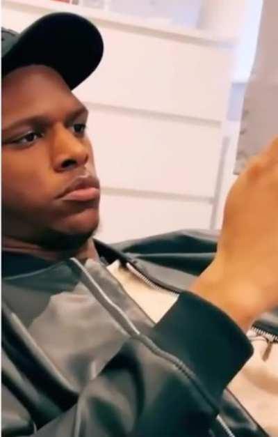 To scroll on Instagram beside gf