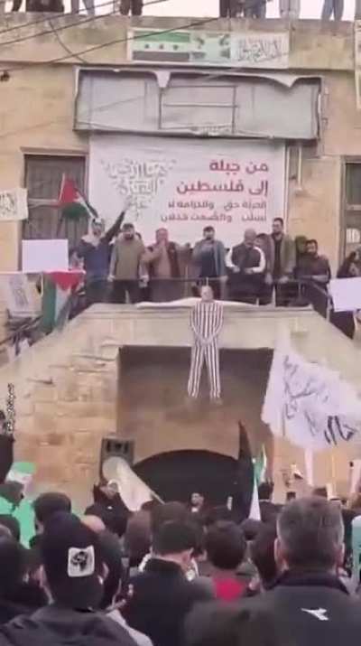 Syrians from Jablah execute Israel's Binyamin Netanyahu by hanging while chanting anti-Israeli slogans
