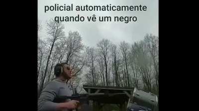 policiais automaticamente quando vêem um nego kkkkkkk