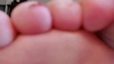 Lick my toes while you please my pussy 