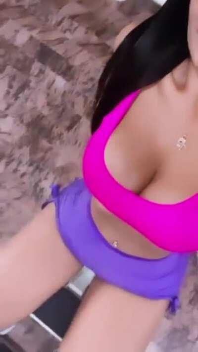 Tremendas tetas (.)(.)