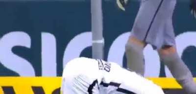 Torcedor do Corinthians vendo o time jogando