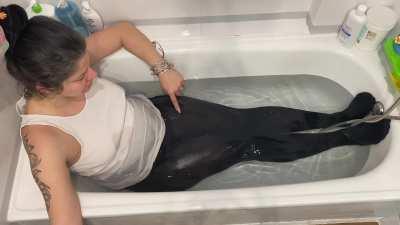 farts in bathtub taking out bubbles