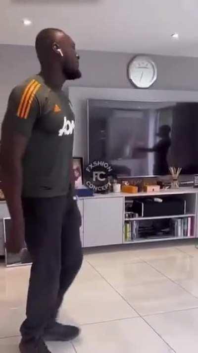 Stormzy tries to get sturdy 😂