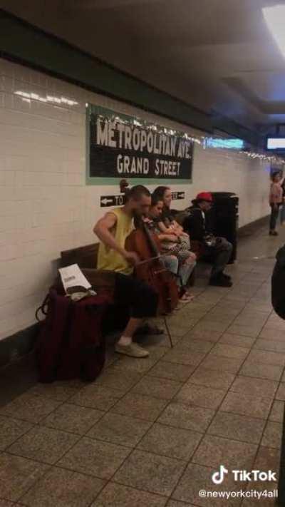 Great moments that only NYC can provide you! Violinist: Humberto de Castro - Tiktok: @castroviolin - Instagram: @castroviolin