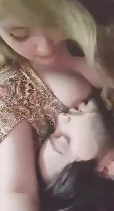 🔥🥰 Cute Snapchat Queen Accidentally went Live while she was Getting her T!tt!es Licked by her Boyfriend 