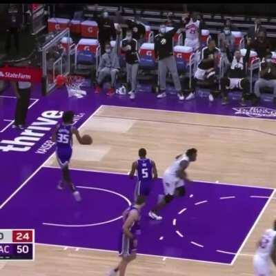 NBA announcer on deluxe?😳