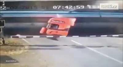 O cara é caminheiro no RJ pediu pra perde a carga, passaram o arrastam 😎😎 segue o CV