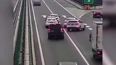 I don't understand what the driver is thinking in this situation