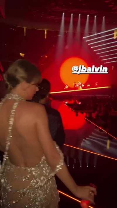 Taylor Swift moving that ass